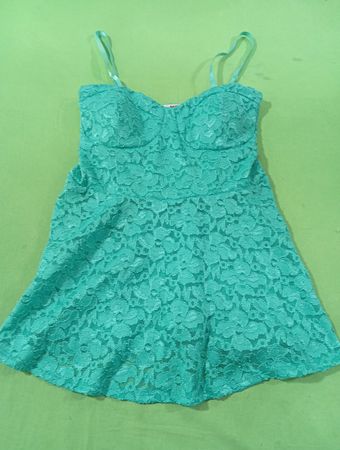 Tag 1080 Spitzen-Peplum-Kleid