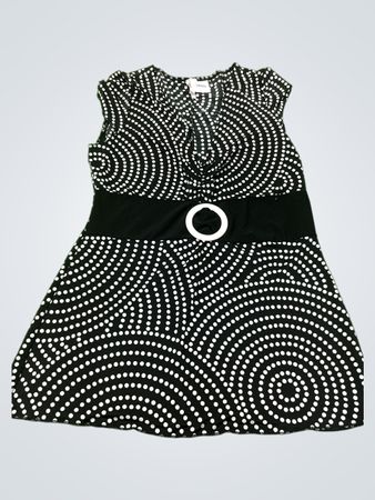 Schwarz-weiß gepunktetes Kleid mit weißem Gürtel in Kreisoptik