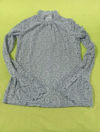 Blaue Spitzen-Bluse mit schmalem Stehkragen