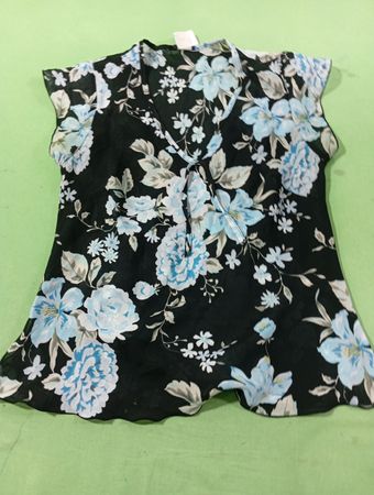 Schwarzes Oberteil mit Blumenmuster
