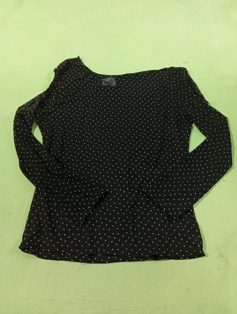 Schwarzes langärmliges Oberteil mit weißen Polka-Dots