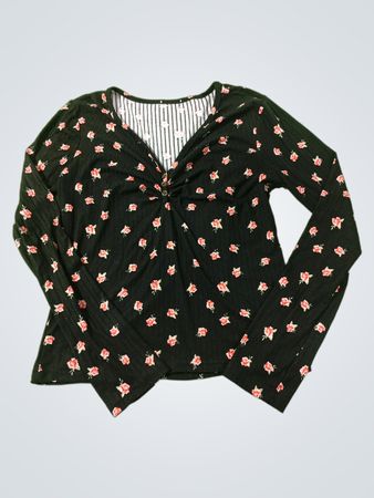 Schwarzes Langarmoberteil mit rosa Blumenmuster