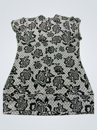 Maurices Black & White Floral Lace Print Kurzarm-Oberteil mit V-Ausschnitt