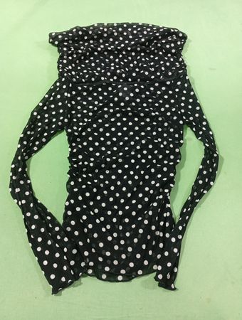 Schwarz-weiß gepunktetes, gerafftes Mesh-Top