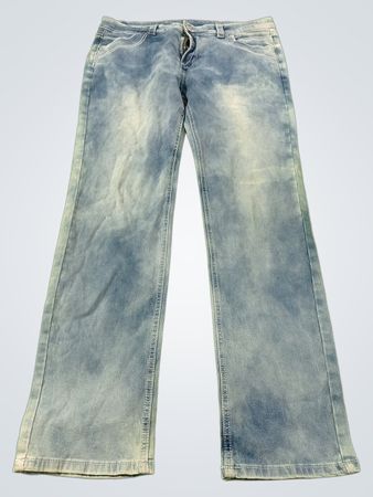 Blaue Jeans im Used-Look mit weißer Nahtgestaltung