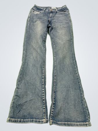 Blaue Schlagjeans mit weißen Nähten und Taschenverzierungen