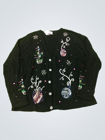 Schwarze Weihnachtsstrickjacke mit Ornamenten und Tannenbäumen