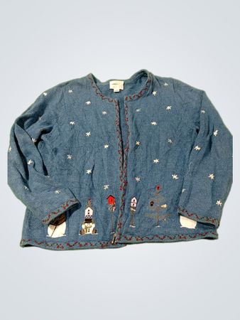 Blauer handbestickter Weihnachtspullover mit Größenangabe