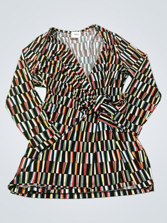 Langärmeliges Wickelshirt mit V-Ausschnitt und geometrischem Muster