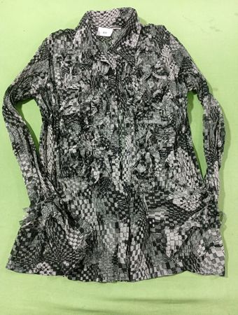 Schwarz-weiß gemusterte Bluse mit Rüschen
