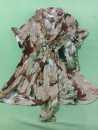 Faltenbluse mit abstraktem Muster