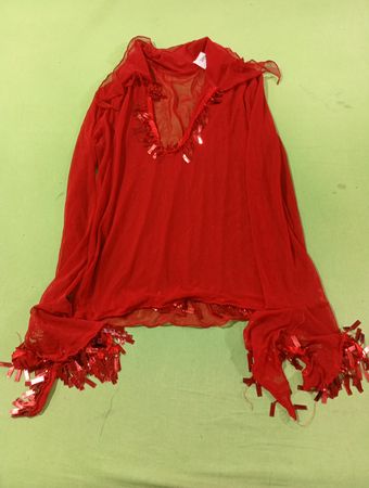 Rotes Netzoberteil mit Pailletten und Fransen