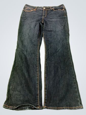 Blaue Jeans mit ausgestelltem Bein