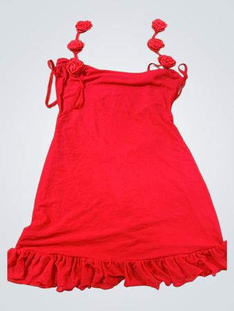 Rotes Kleid mit Rosenverzierungen und Rüschen