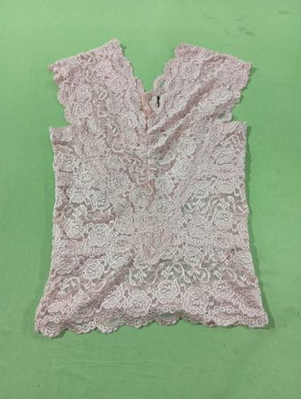 Pinkes Spitzenoberteil