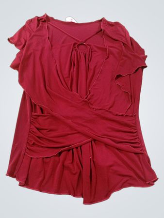 Rotes gerafftes T-Shirt