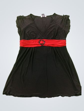 Schwarzes Kleid mit roter Schärpe