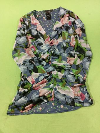 White House Black Market Blumen-Rüschentop mit langen Ärmeln