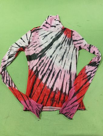 Rollkragen-Mesh-Top mit Batikmuster
