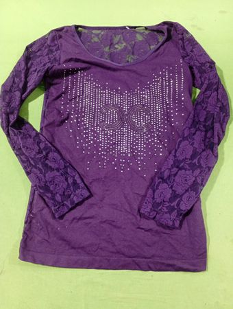 Violette Spitzenoberteil mit langen Ärmeln