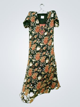 Schwarzes Kleid mit Blumenmuster und Verzierungen
