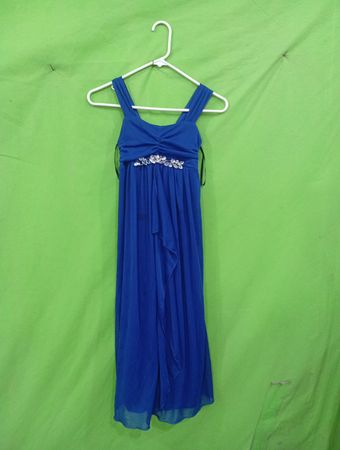 Amy Byer Blaues Kleid mit verziertem Taillenbereich