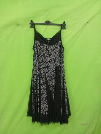 Schwarzes Kleid mit Rosenmuster