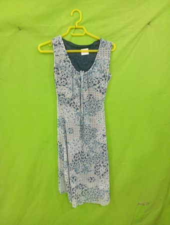 Ärmelloses Kleid mit blauem Blumenmuster und Neckholderbinde