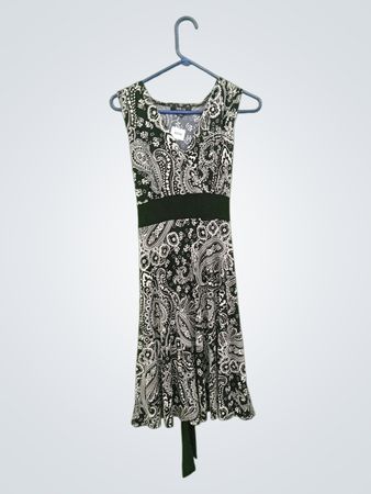 Style & Co. Schwarz-weißes Paisley-ärmelloses Kleid mit Gürtel