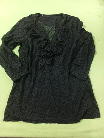 Schwarze Spitzendetail-Rüschenv-Ausschnitt-Bluse