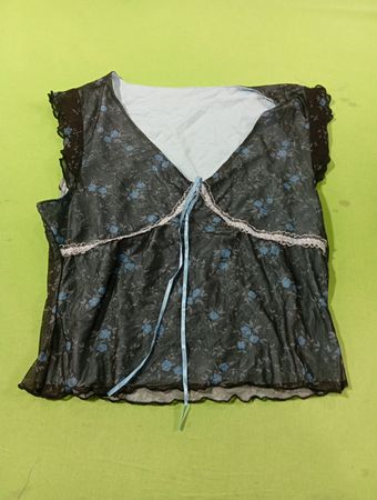 Durchscheinendes Top mit blauen Rosen