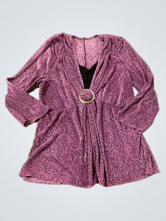 Lila Bluse mit silberner Schnalle