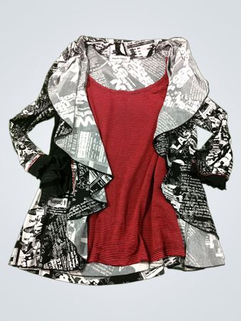 Marie Claire Boutiques schwarz-weißer Cardigan mit Zeitungprint und rotem gestreiftem Camisole