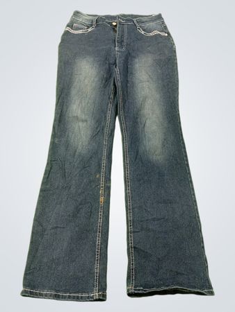 Blaue Jeans mit Kreuzverzierung