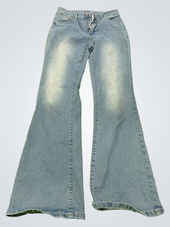 Hellblaue Flare-Jeans mit bestickten Taschen