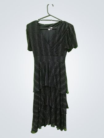 Schwarzes gestuftes Kleid mit silbernen Streifen