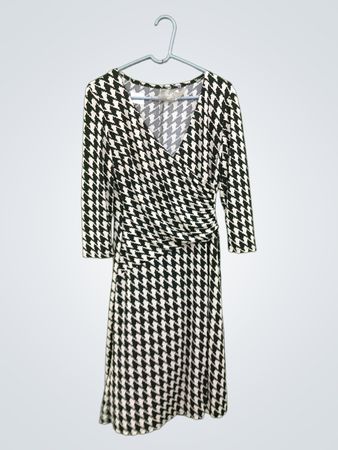 Schwarz-weißes Hahnentritt-Wickelkleid