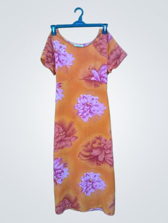 Orangefarbenes Maxikleid mit Blumenmuster und Rückendetail zum Binden