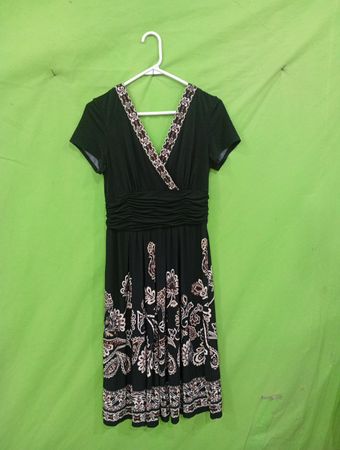 Schwarzes kurzärmliges Kleid mit Paisley-Muster