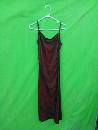 Rotes Slipdress mit schwarzer Einfassung