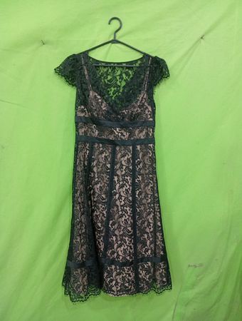 Schwarzes Spitzenkleid