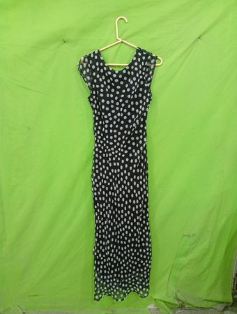 Schwarzes Maxikleid mit weißen Punkten
