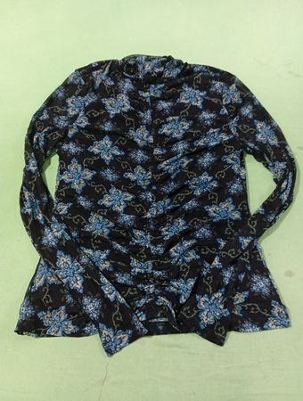 Schwarzes gerafftes Oberteil mit Blumenmuster, Stehkragen und langen Ärmeln