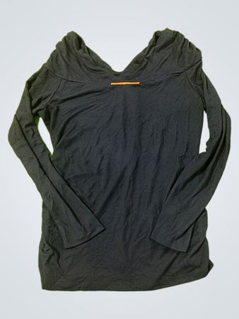 Dunkelblaues Langarmshirt mit orangefarbener Detailierung