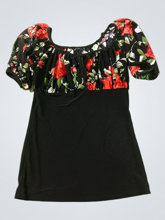 Schwarzes Top mit rotem Blumenmuster