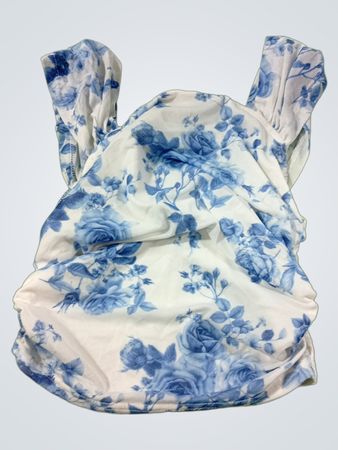 Weißes Oberteil mit blauem Blumenmuster