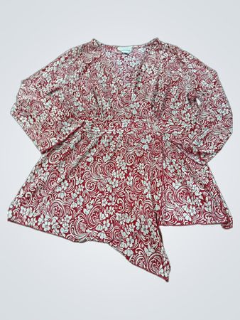 Traditionelle Bluse mit rotem Blumenmuster