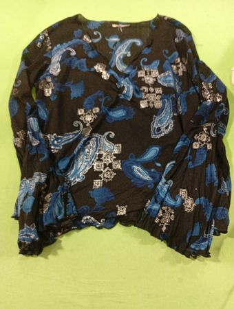 Schwarzes langärmeliges Oberteil mit blauem Paisley-Muster