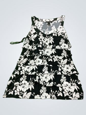White House Black Market ärmelloses gestuftes Blumenmuster-Kleid