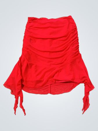 Rotes gerafftes trägerloses Kleid mit asymmetrischem Saum